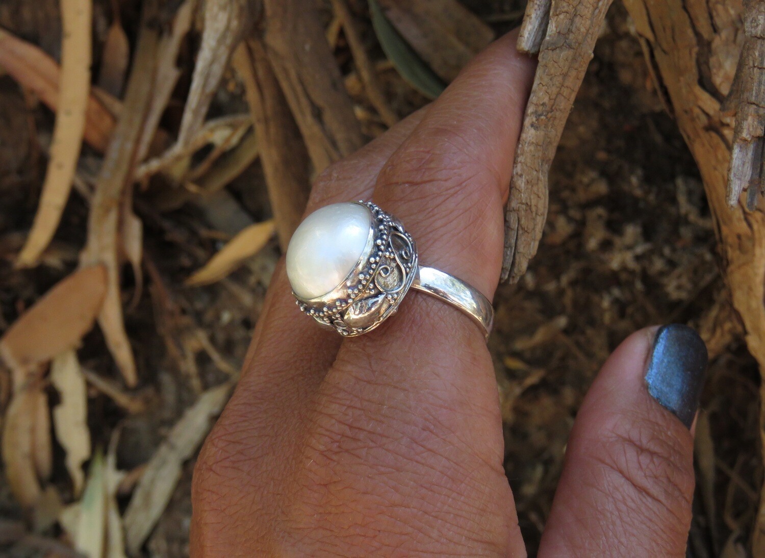 Sterling Silver Mabe Pearl Bali Scrollwork Women's Ring RI-963