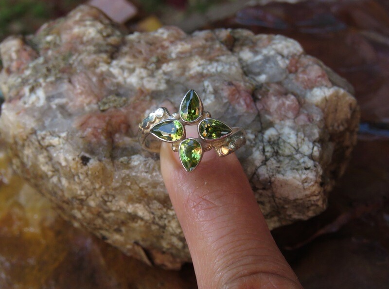 Sterling Silver Peridot Gemstone Ring RI-1005