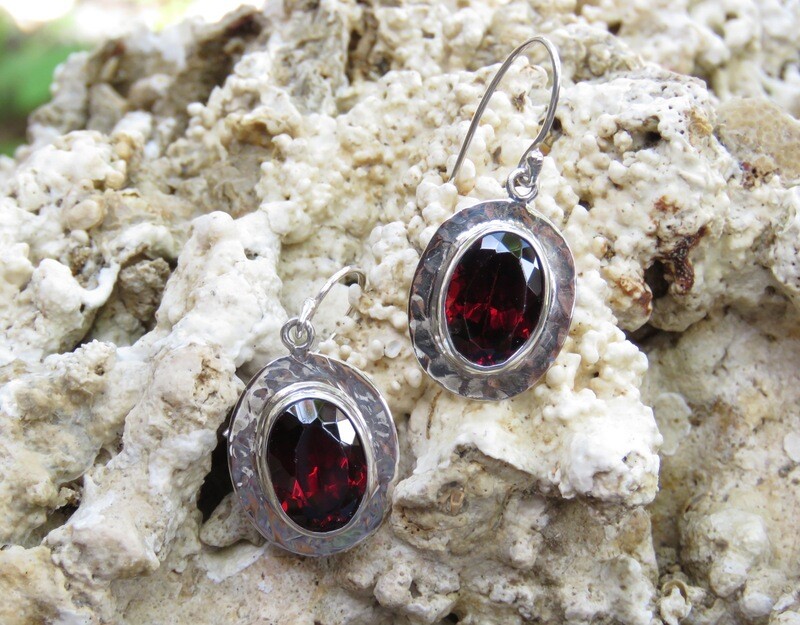 Hammered 925 Silver Garnet Gemstone Dangle Earrings ER-1103