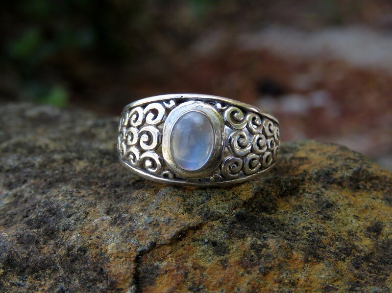 Sterling Silver Rainbow Moonstone Women&#39;s Gemstone Ring RI-1033