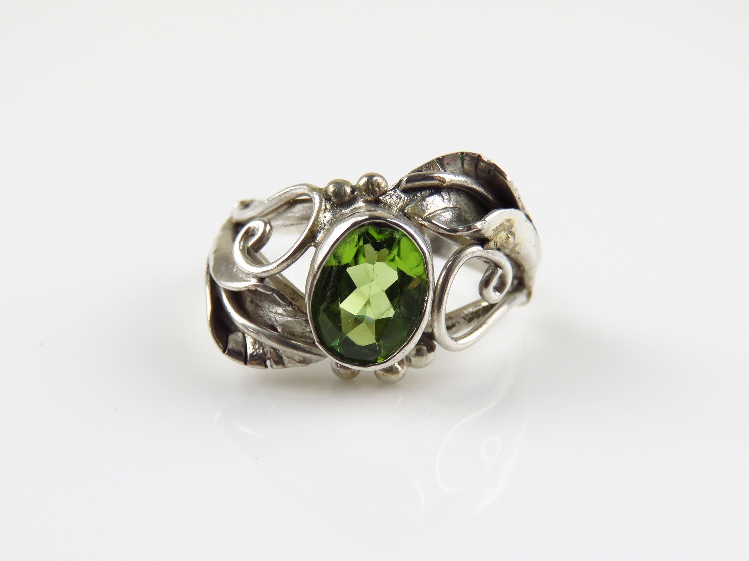 Sterling Silver, Peridot, Leaf Design, Gemstone Ring RI-1062