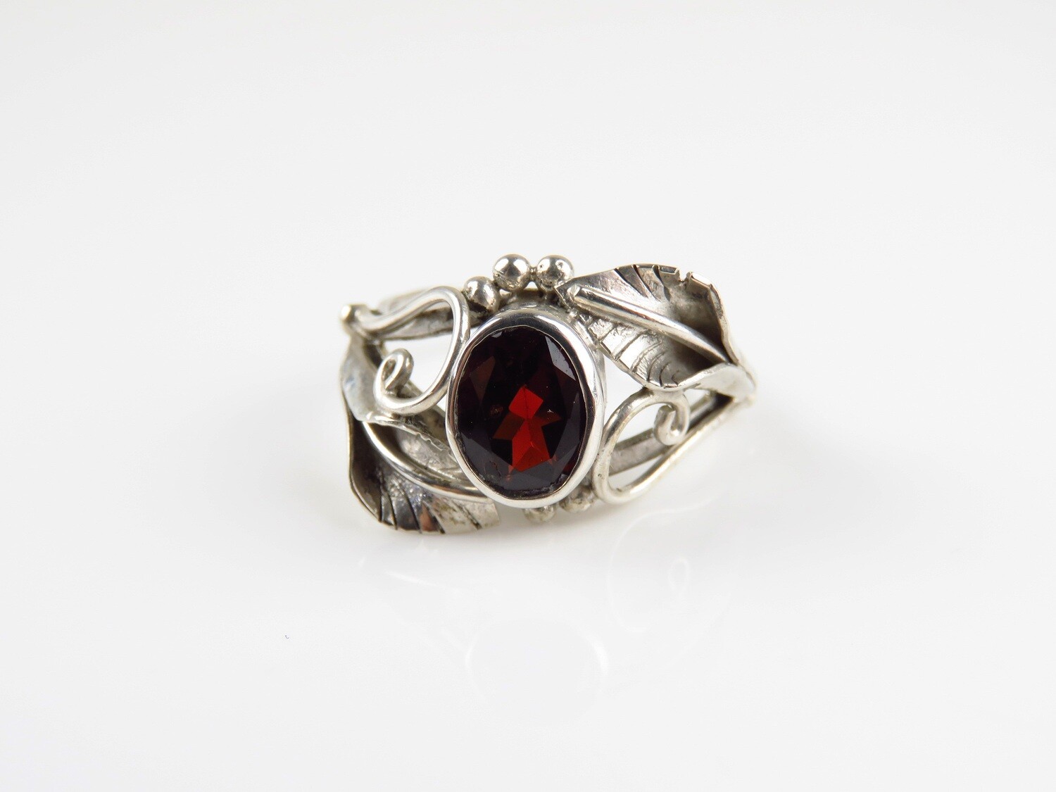 Sterling Silver, Garnet, Leaf Design, Gemstone Ring RI-1093
