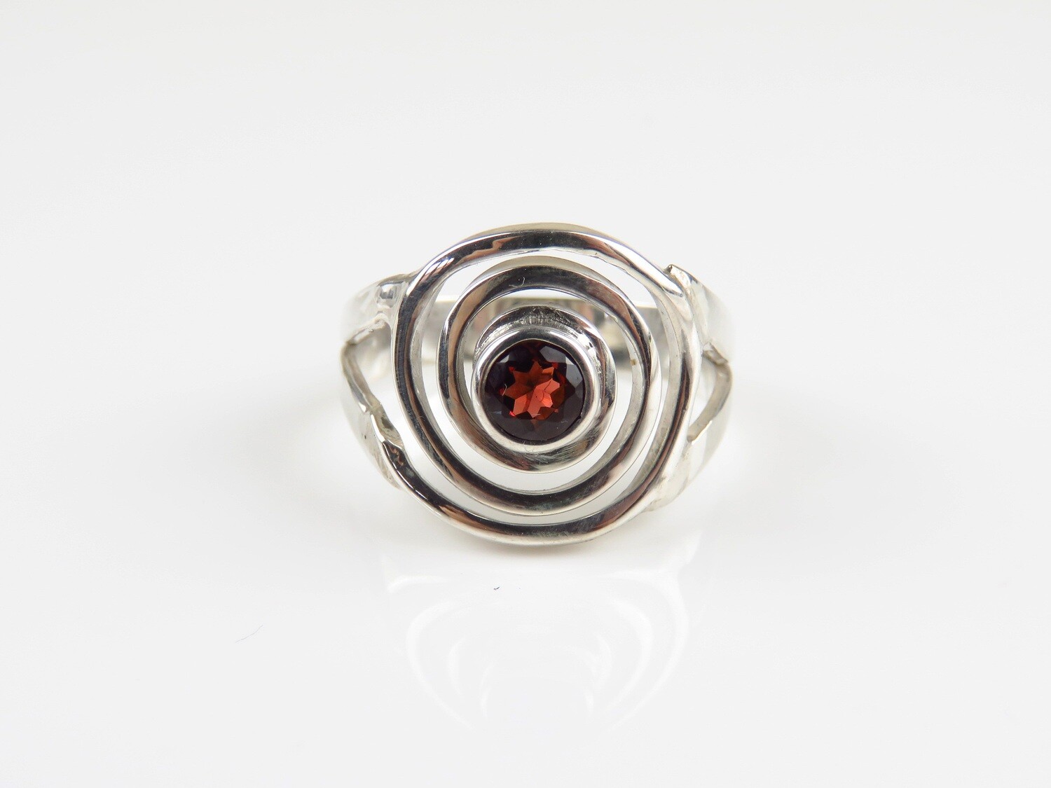 Sterling Silver, Round Shape, Garnet Gemstone Ring RI-1095