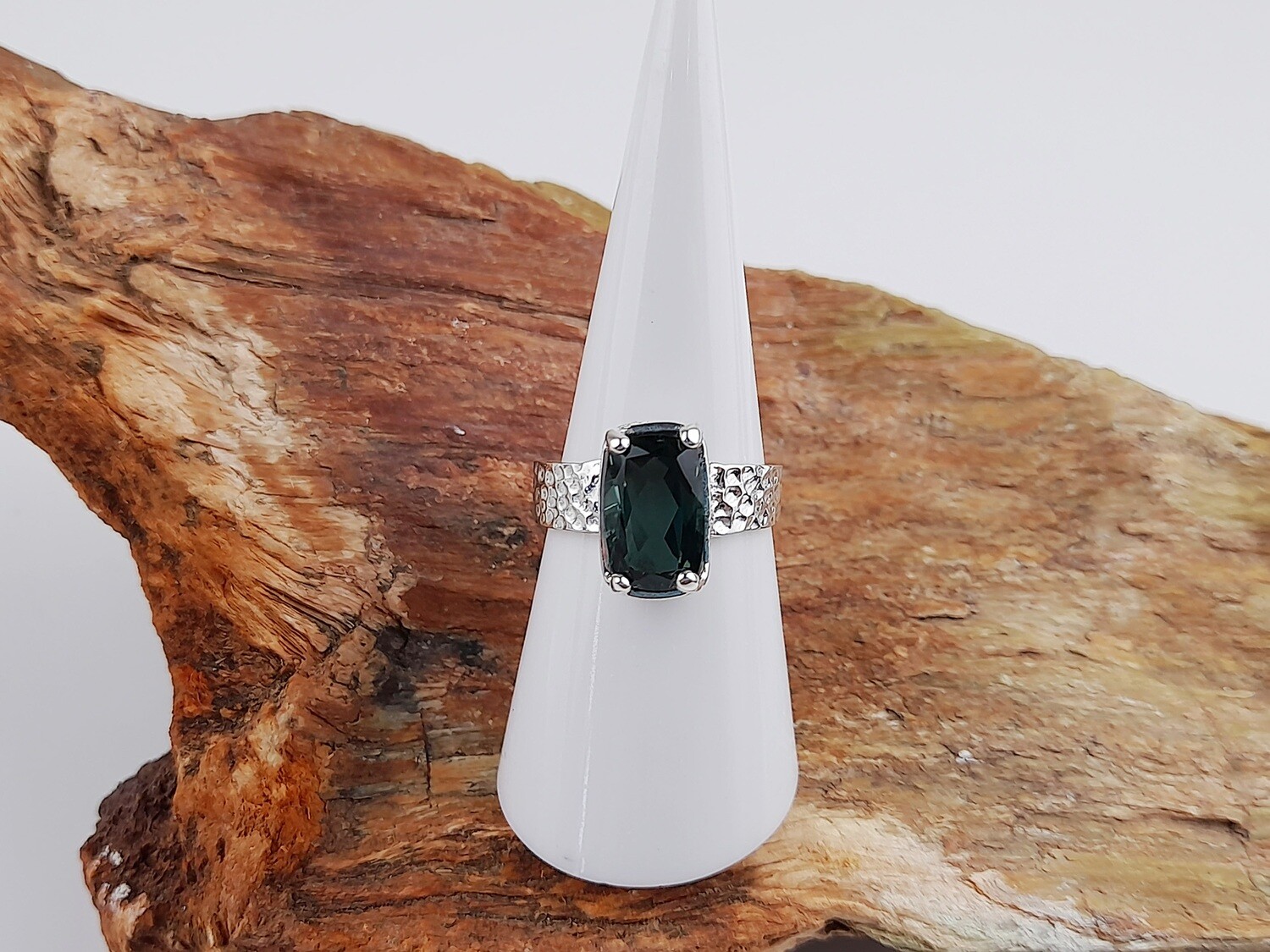 Sterling silver, Green quartz, Hammered band ring