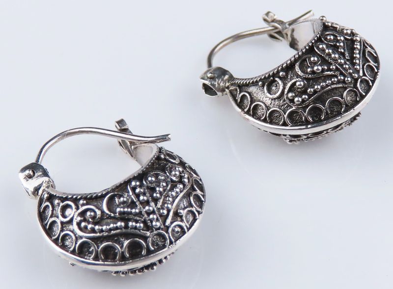 Sterling Silver Huggie Earring Balinese Design BERG_536J