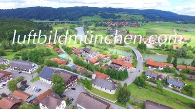 Luftbildfoto, Luftaufnahme, Luftbild, Foto mit Drohne, Grossweil, Foto von oben, Innenstadt, Bergkette, Alpenblick, Alpen, Dorf, Oberbayern