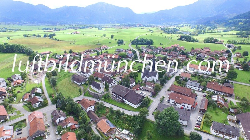 Luftbildfoto, Luftaufnahme, Luftbild, Foto mit Drohne, Grossweil, Foto von oben, Innenstadt, Bergkette, Alpenblick, Alpen, Dorf, Oberbayern