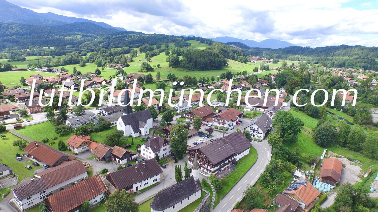 Luftbildfoto, Luftaufnahme, Luftbild, Foto mit Drohne, Grossweil, Foto von oben, Innenstadt, Bergkette, Alpenblick, Alpen, Dorf, Oberbayern