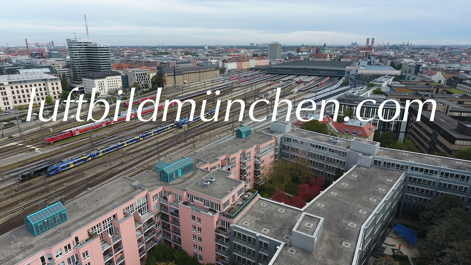 Luftbildfoto, Luftaufnahme, Luftbild, Foto mit Drohne, München, Foto von oben, Innenstadt Altstadt, Hauptbahnhof, Frauenkirche, Bahndamm, Bahngleise, Bayerischer Rundfunk