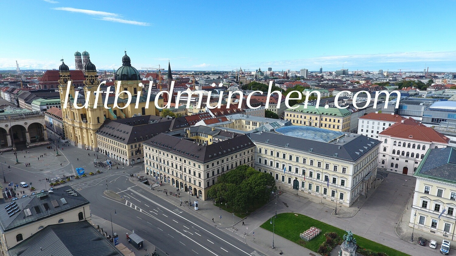 Luftbildfoto, Luftaufnahme, Luftbild, Foto mit Drohne, München, Foto von oben, Innenstadt, Altstadt, Zentrum, Odeonsplatz, Theatinerkirche, Innenministerium, Feldherrenhalle, Rathaus, Residenz