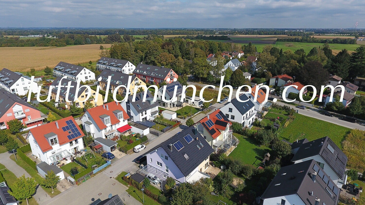 Luftbildfoto, Luftaufnahme, Luftbild, Foto mit Drohne, München, Foto von oben, Lochhausen, Dorf, Wohngebiet,