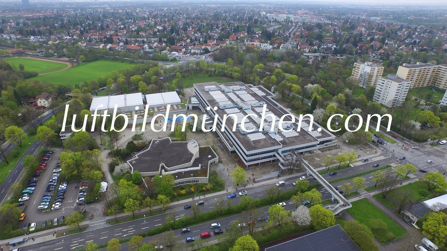 Luftbildfoto, Luftaufnahme, Luftbild, Foto mit Drohne, München, Foto von oben, Schule, Quiddestrasse, Neuperlach, Wohngebiet,