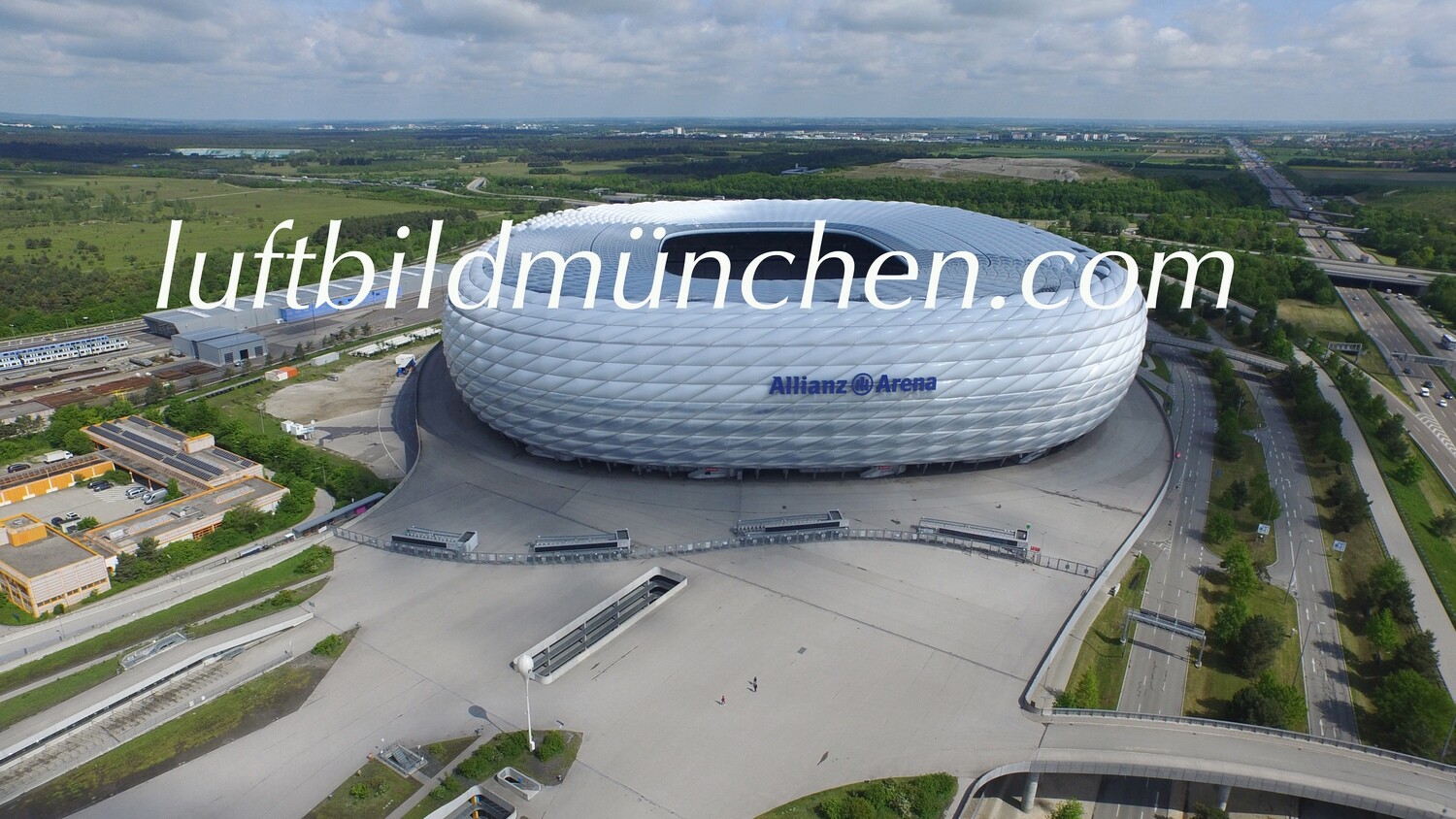 Luftbildfoto, Luftaufnahme, Luftbild, Foto mit Drohne, München, Foto von oben, Sehenswürdigkeit, Allianzarena, Allianz Arena, FC Bayern, Fussballstadion,