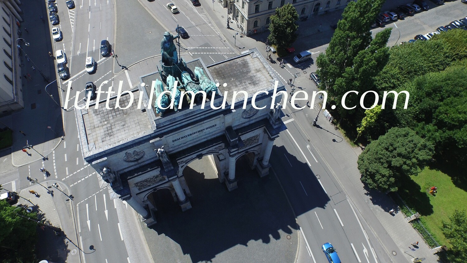 Luftbildfoto, Luftaufnahme, Luftbild, Foto mit Drohne, München, Foto von oben, Siegestor, Altstadt, Innenstadt, Ludwigstrasse, Leopoldstrasse, Theatinerkirche, Sehenswürdigkeit, Schwabing, Wohngebiet,
