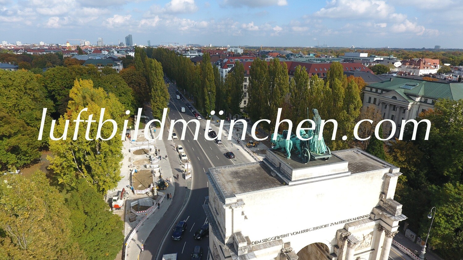 Luftbildfoto, Luftaufnahme, Luftbild, Foto mit Drohne, München, Foto von oben, Siegestor, Altstadt, Innenstadt, Ludwigstrasse, Leopoldstrasse, Theatinerkirche, Sehenswürdigkeit, Schwabing, Wohngebiet,