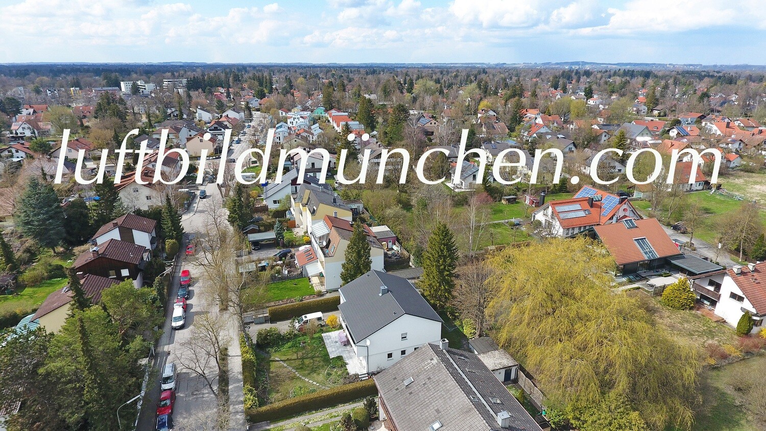 Luftbildfoto, Luftaufnahme, Luftbild, Foto mit Drohne, München, Foto von oben, Wohngebiet, Groebenzell, Gröbenzell, Vorort, Einfamilienhaeuser, Dorf, Ortskern,