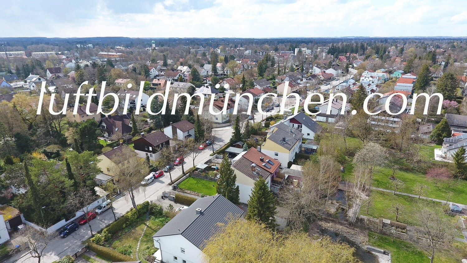 Luftbildfoto, Luftaufnahme, Luftbild, Foto mit Drohne, München, Foto von oben, Wohngebiet, Groebenzell, Gröbenzell, Vorort, Einfamilienhaeuser, Dorf, Ortskern,