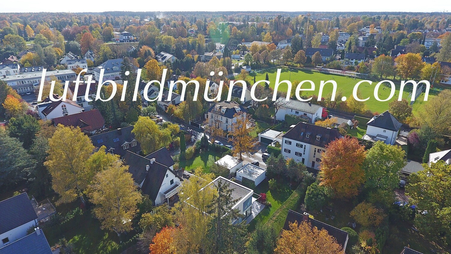 Luftbildfoto, Luftaufnahme, Luftbild, Foto mit Drohne, München, Foto von oben, Wohngebiet, Grünwald, Sportschule Grünwald