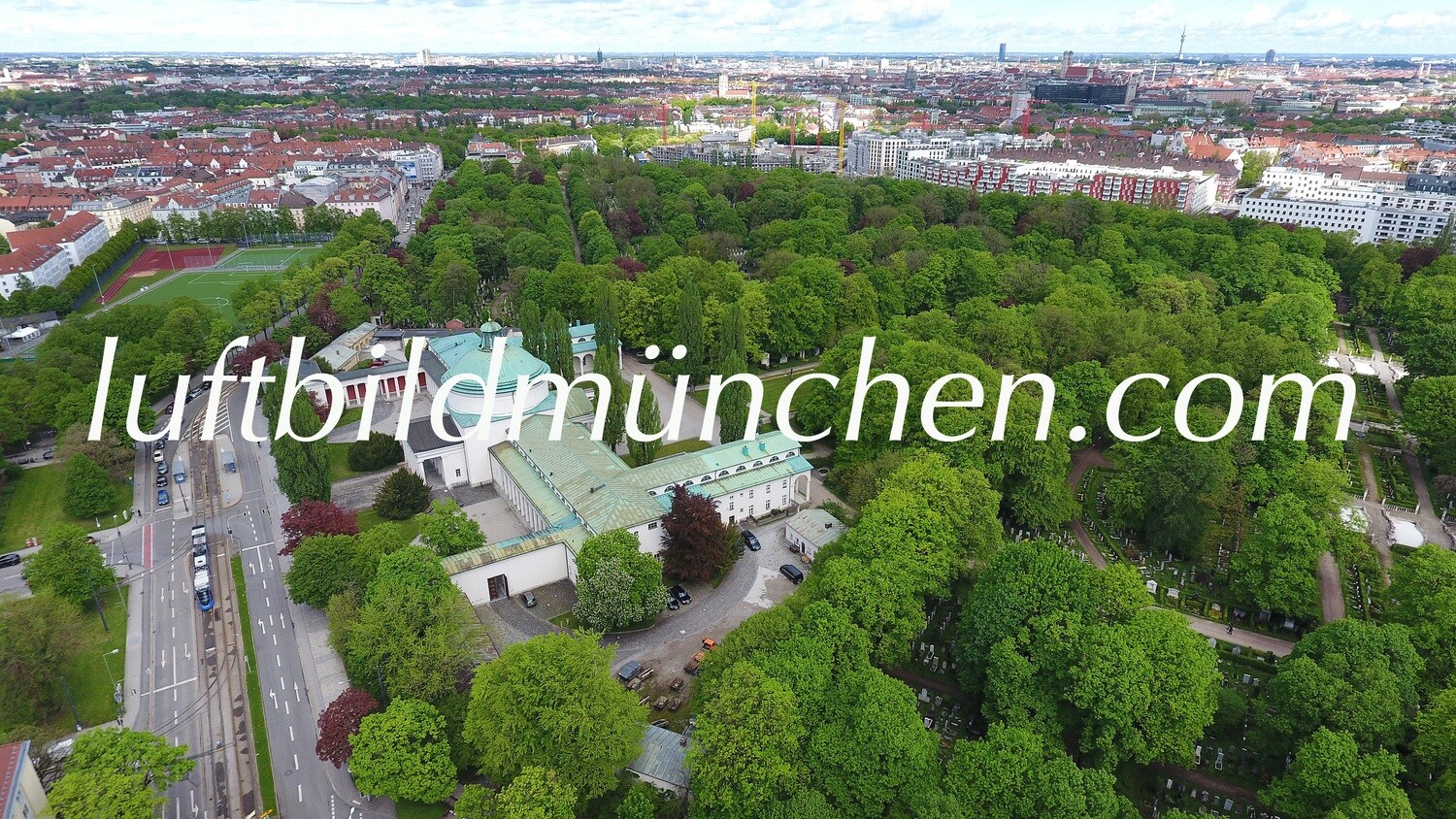 Luftbildfoto, Luftaufnahme, Luftbild, Foto mit Drohne, München, Foto von oben, Wohngebiet, Hochhaus, Giesing, Ostfriedhof,