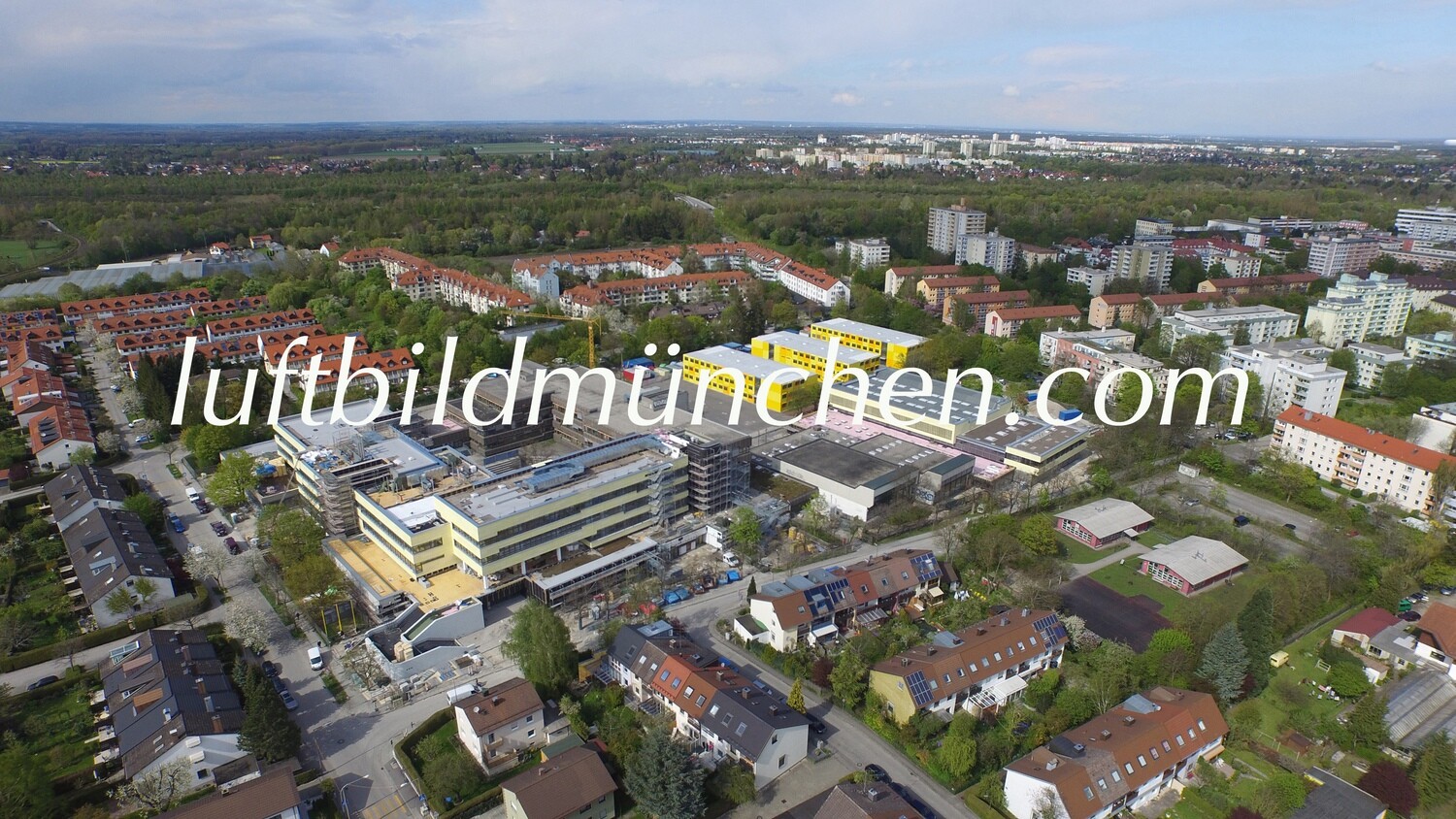 Luftbildfoto, Luftaufnahme, Luftbild, Foto mit Drohne, München, Foto von oben, Wohngebiet, Moosach, Gymnasium Moosach, Schule