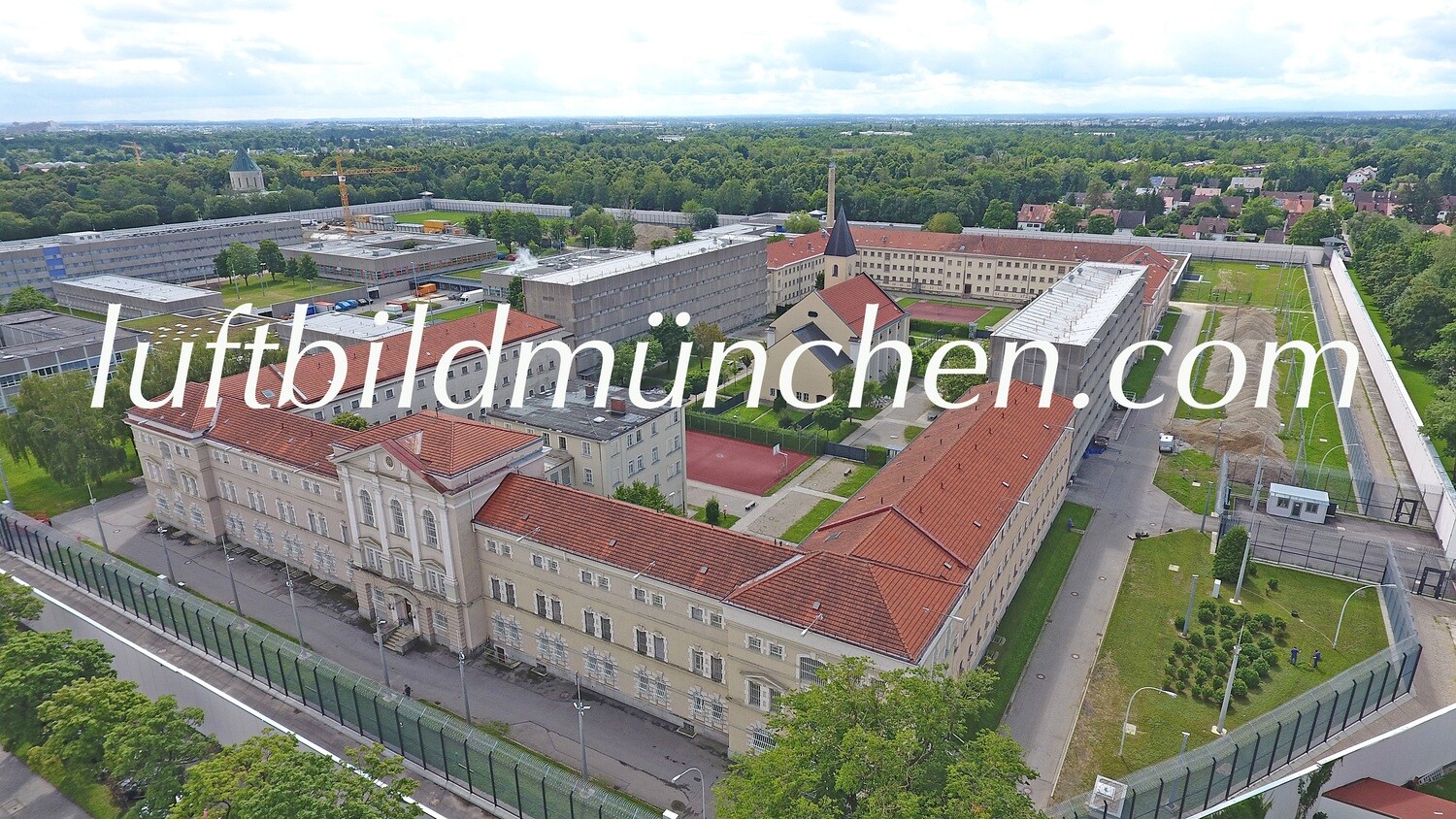 Luftbildfoto, Luftaufnahme, Luftbild, Foto mit Drohne, München, Foto von oben, Wohngebiet, Obergiesing, Fasangarten, Justizvollzugsanstalt Stadelheim, Perlacher Forst, Gefängnis,