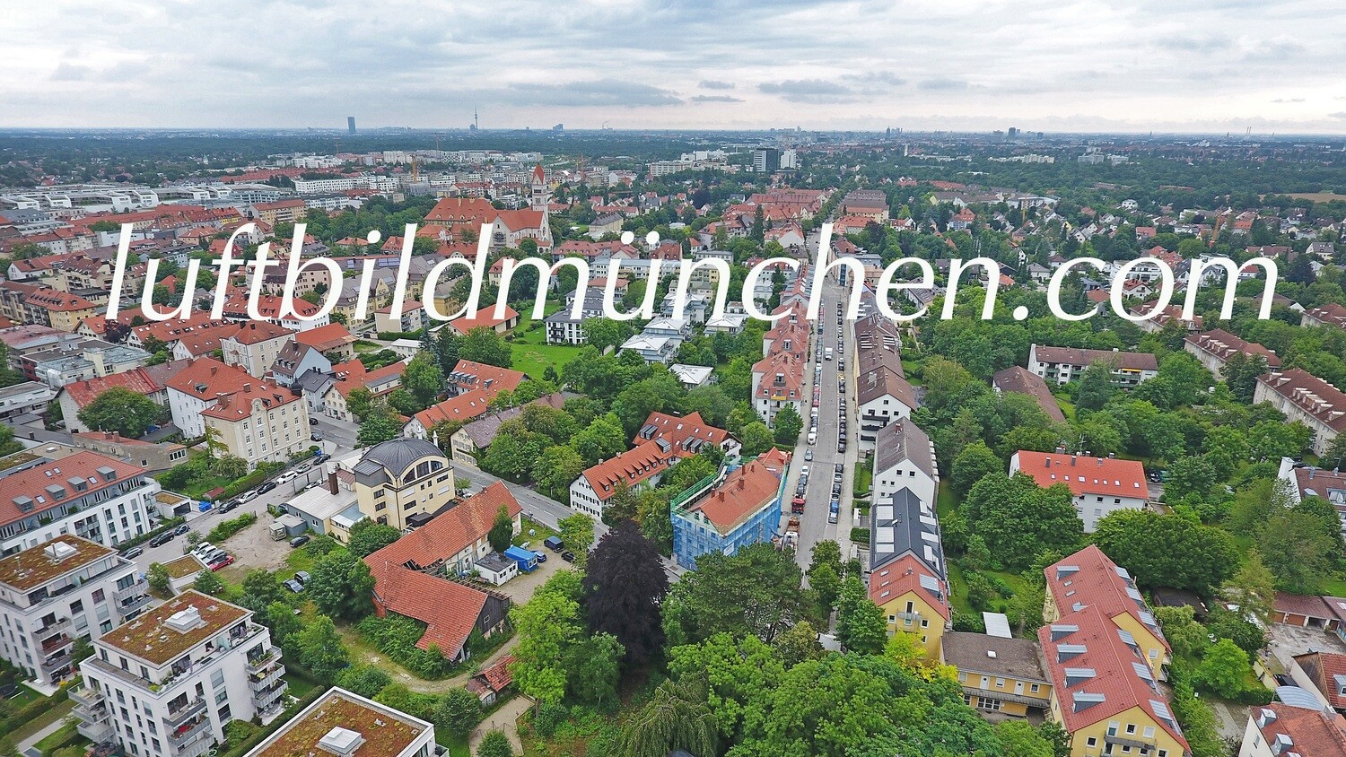 Luftbildfoto, Luftaufnahme, Luftbild, Foto mit Drohne, München, Foto von oben, Wohngebiet, Pasing, Pasinger Stadtpark, Kirche Maria Schutz,