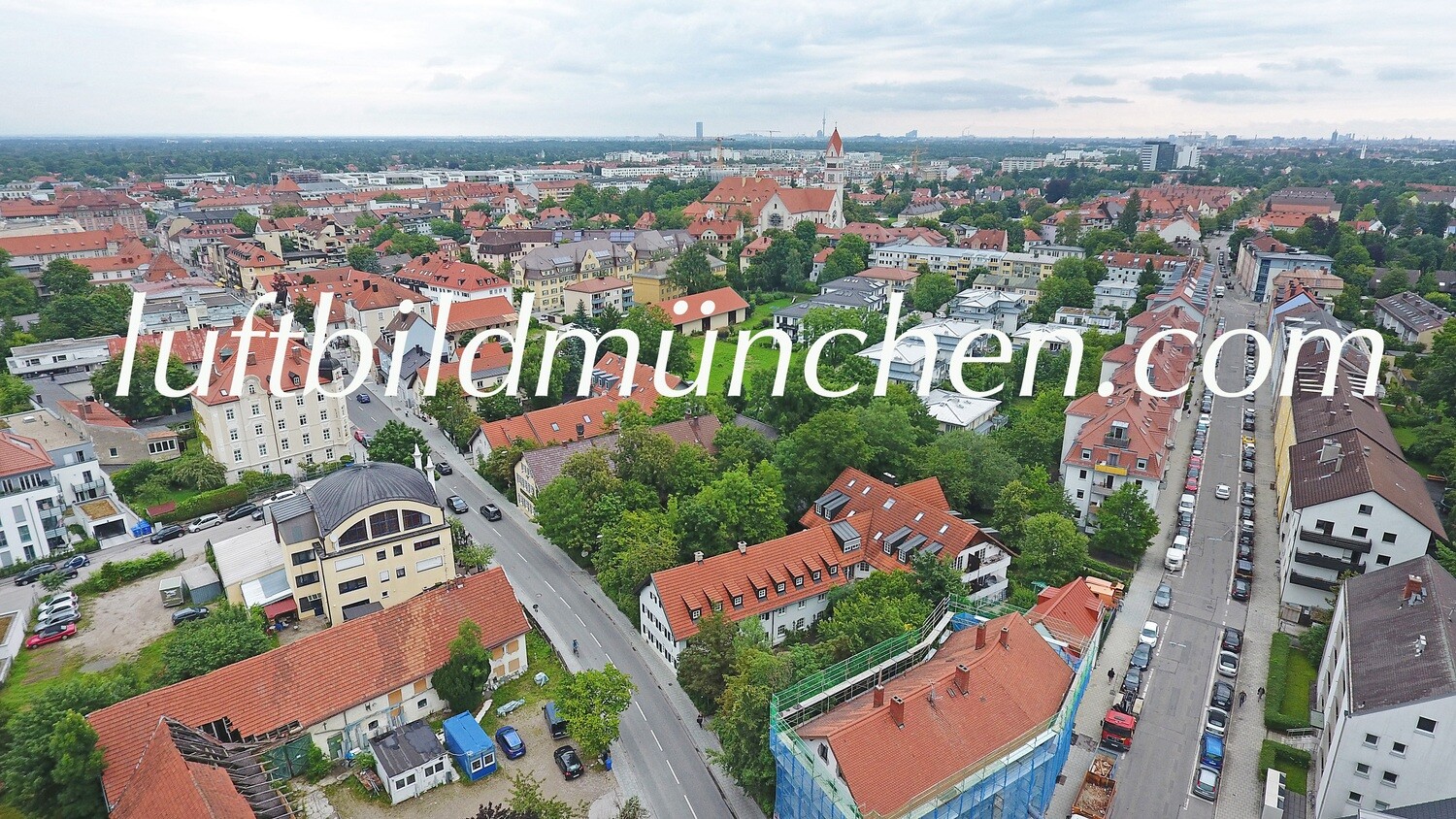 Luftbildfoto, Luftaufnahme, Luftbild, Foto mit Drohne, München, Foto von oben, Wohngebiet, Pasing, Pasinger Stadtpark, Kirche Maria Schutz,