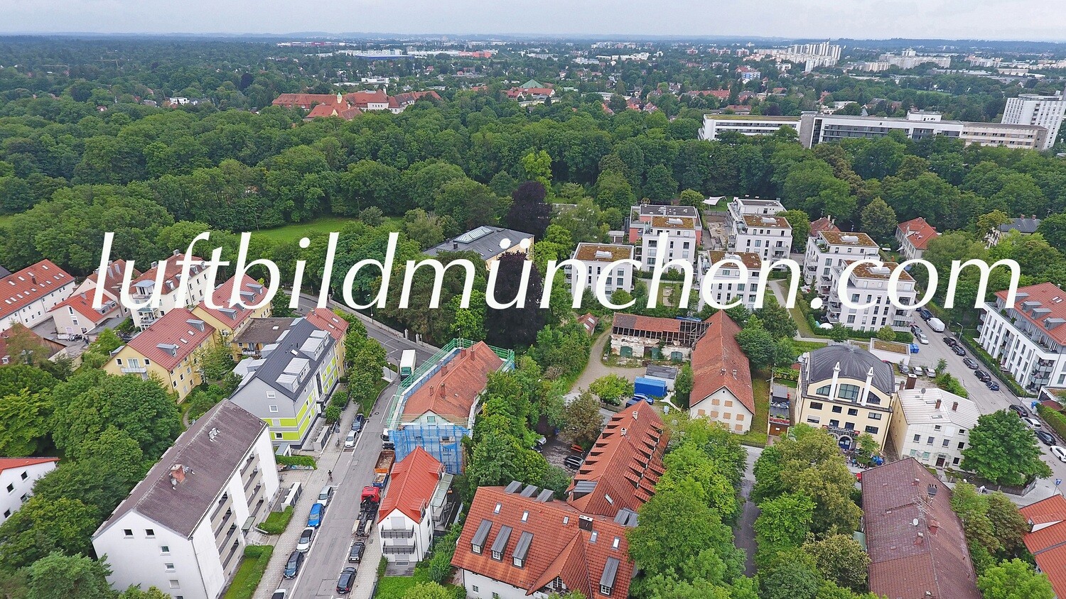 Luftbildfoto, Luftaufnahme, Luftbild, Foto mit Drohne, München, Foto von oben, Wohngebiet, Pasing, Pasinger Stadtpark, Kirche Maria Schutz,