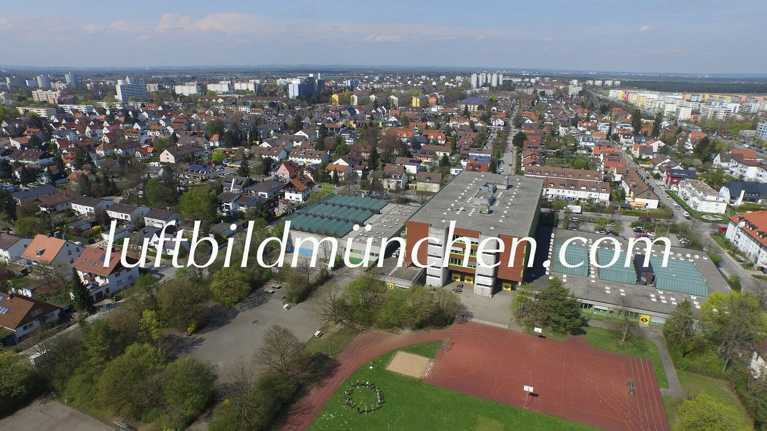 Luftbildfoto, Luftaufnahme, Luftbild, Foto mit Drohne, München, Foto von oben, Wohngebiet, Schule, Milbertshofen, Hasenbergl, Sportplatz,