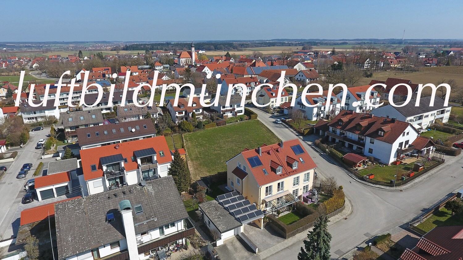 Luftbildfoto, Luftaufnahme, Luftbild, Foto mit Drohne, Vierkirchen, Foto von oben, Wohngebiet, Dorf, Dorfkern, Ortskern, Oberbayern,