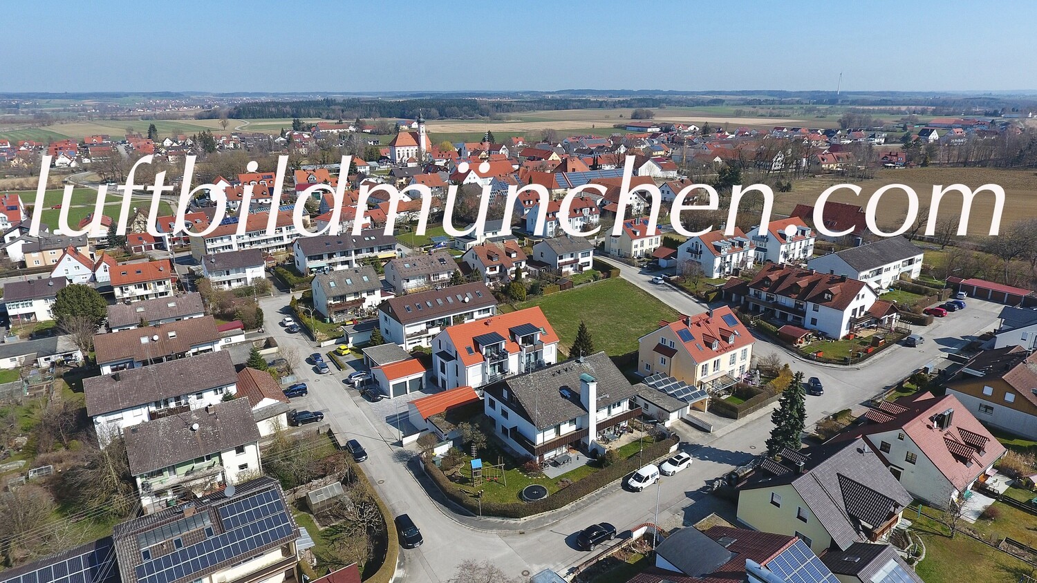 Luftbildfoto, Luftaufnahme, Luftbild, Foto mit Drohne, Vierkirchen, Foto von oben, Wohngebiet, Dorf, Dorfkern, Ortskern, Oberbayern,