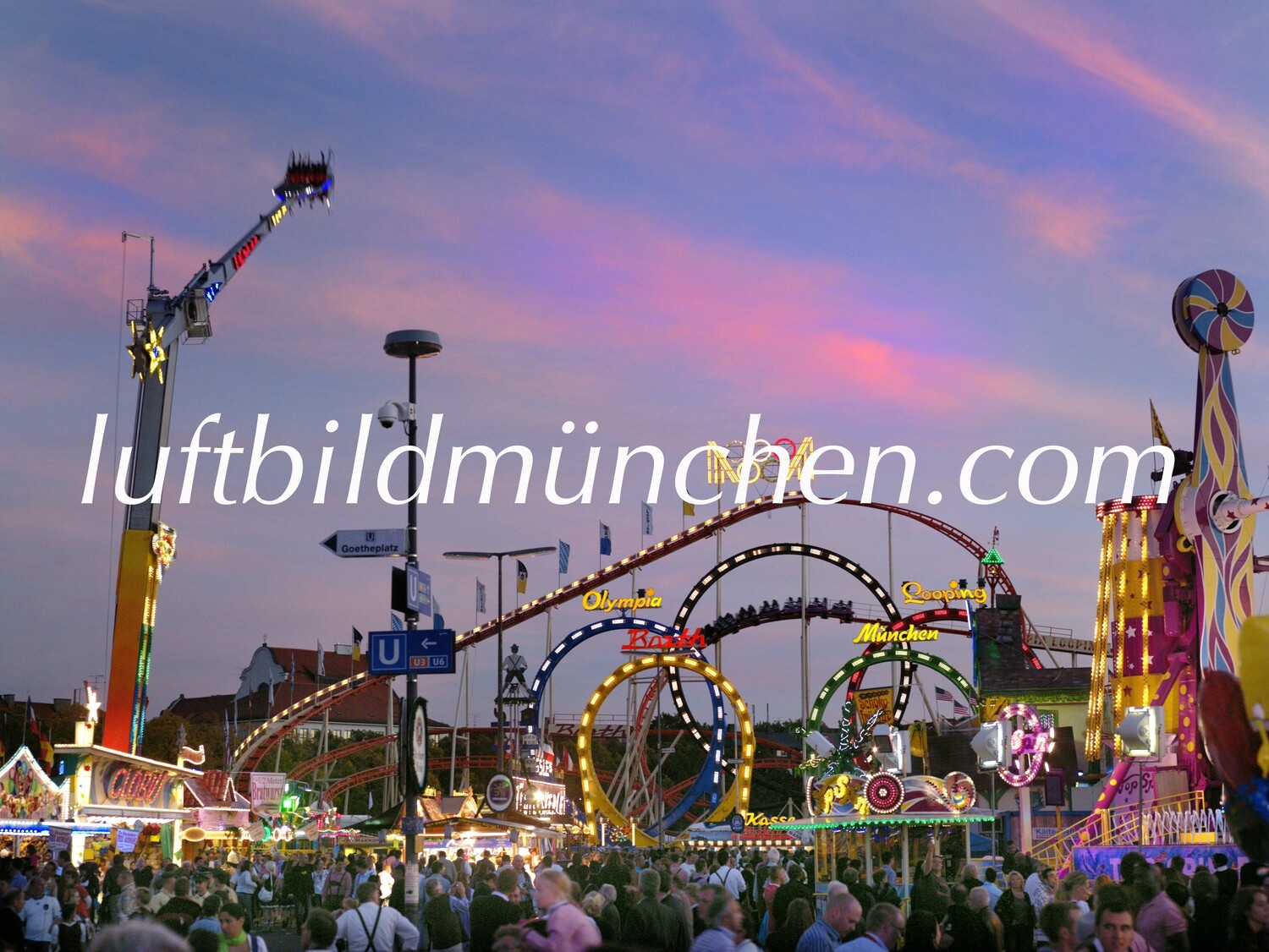 München, Innenstadt, Wohngebiet, Oktoberfest, Wiesn, Karussell, Achterbahn, Blaue Stunde, Dämmerung,