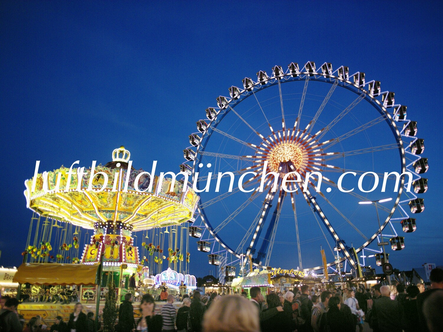 München, Innenstadt, Wohngebiet, Oktoberfest, Wiesn, Karussell, Achterbahn, Blaue Stunde, Dämmerung, Riesenrad