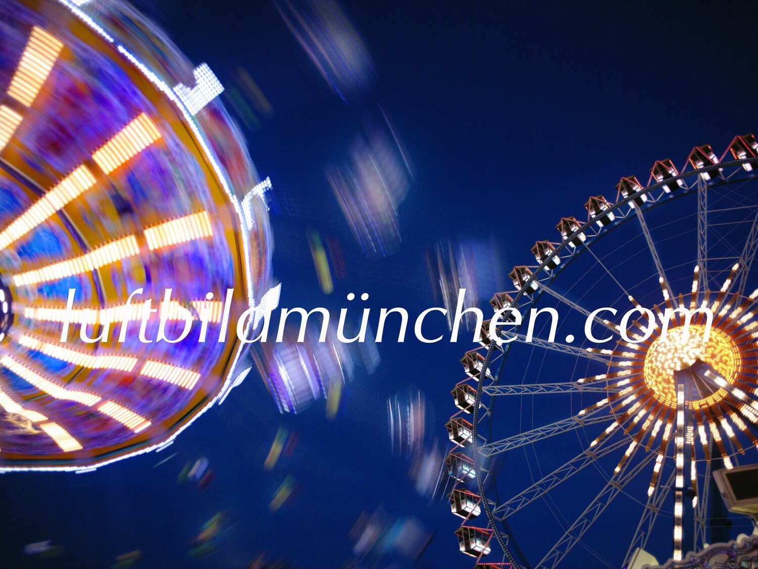 München, Innenstadt, Wohngebiet, Oktoberfest, Wiesn, Karussell, Achterbahn, Blaue Stunde, Dämmerung, Riesenrad
