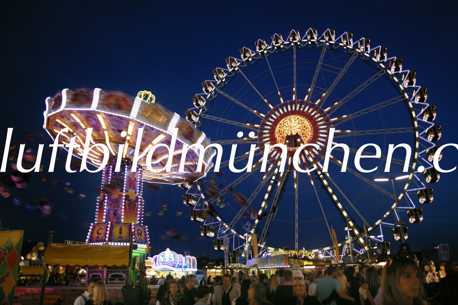 München, Innenstadt, Wohngebiet, Oktoberfest, Wiesn, Karussell, Achterbahn, Blaue Stunde, Dämmerung, Riesenrad