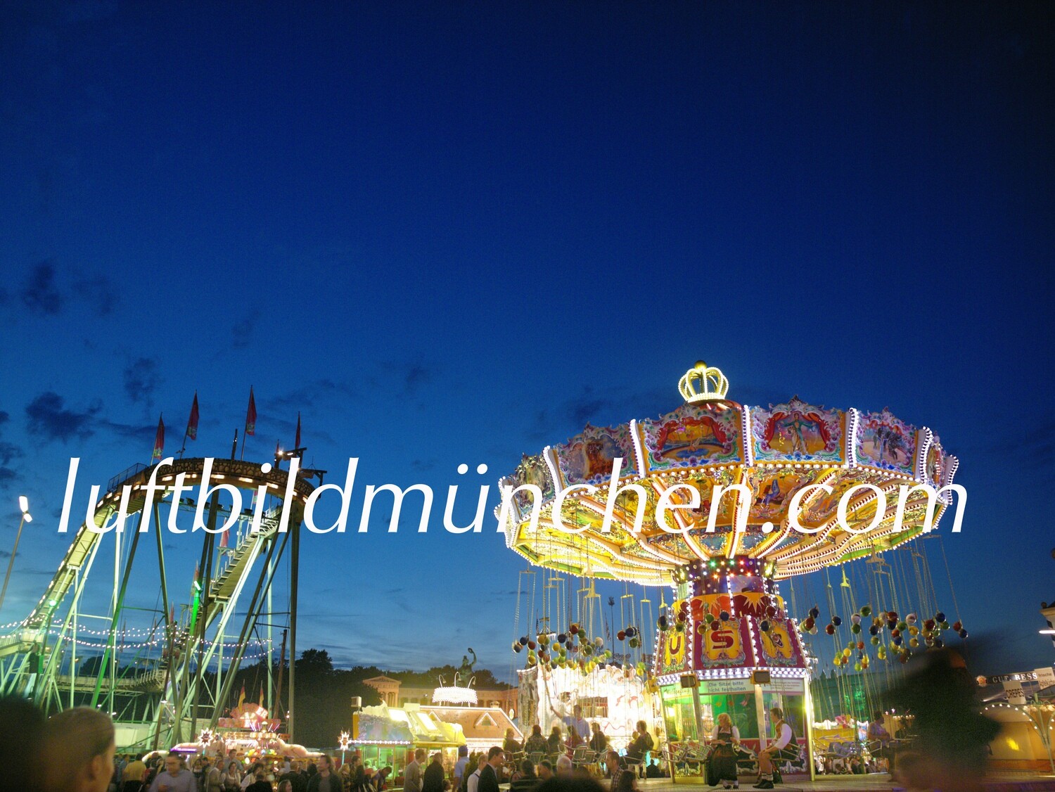 München, Innenstadt, Wohngebiet, Oktoberfest, Wiesn, Karussell, Achterbahn, Blaue Stunde, Dämmerung