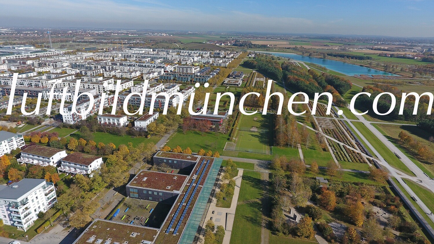 Luftbildfoto, Luftaufnahme, Luftbild, Foto mit Drohne, München, Foto von oben, Riem, Messestadt Riem, Messegelände, Messe Riem, Neue Messe München, Messesee, Buga Gelände, Wohngebiet
