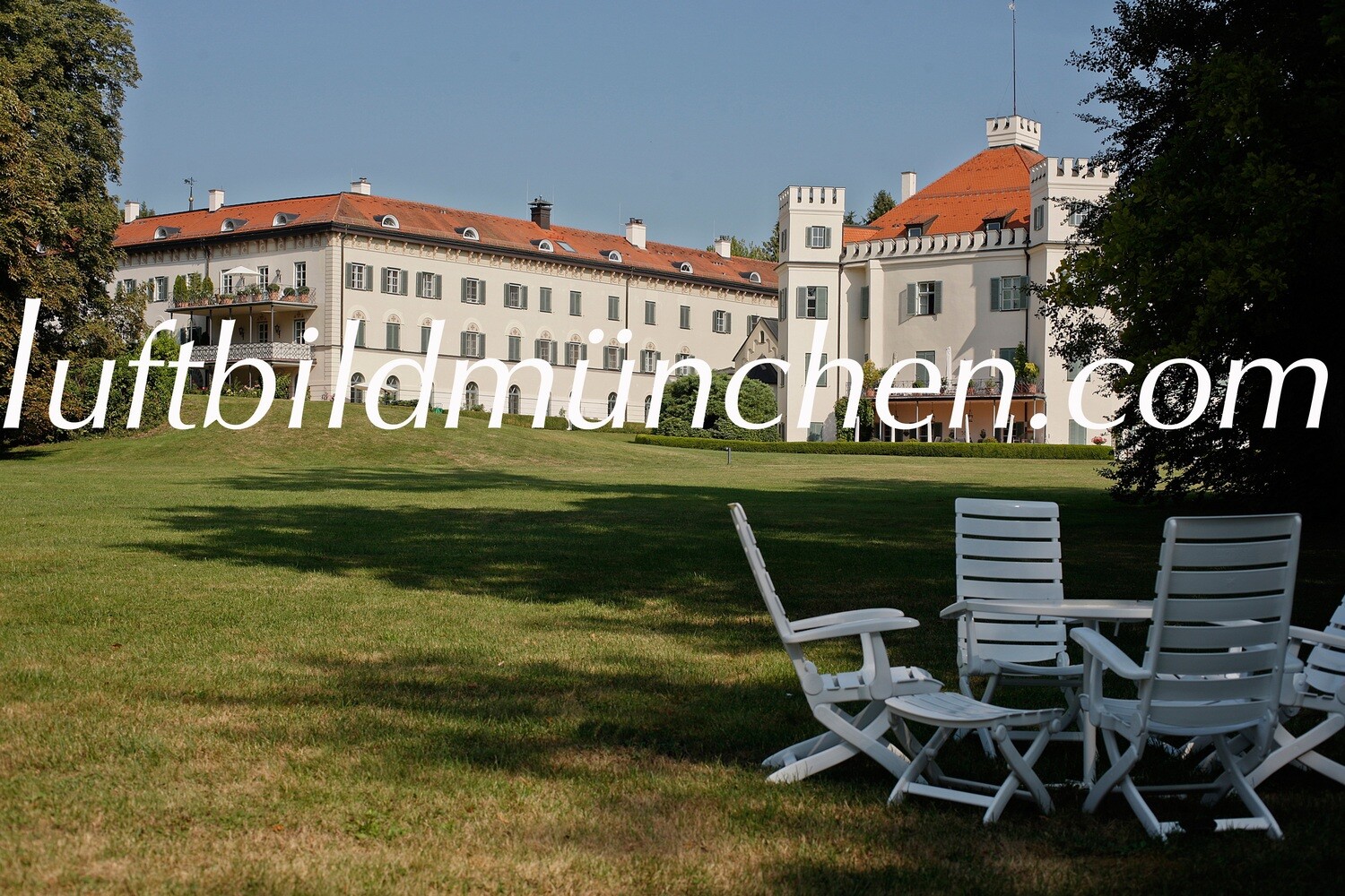 Bayern, Starnberg, Starnberger See, Würmsee, Bergblick, Alpen, Alpenkette, Berge, Ufer, Luftbild, Drohnenfoto, Foto von oben, Schloss Possenhofen, Sissi Schloss, Schlosspark
