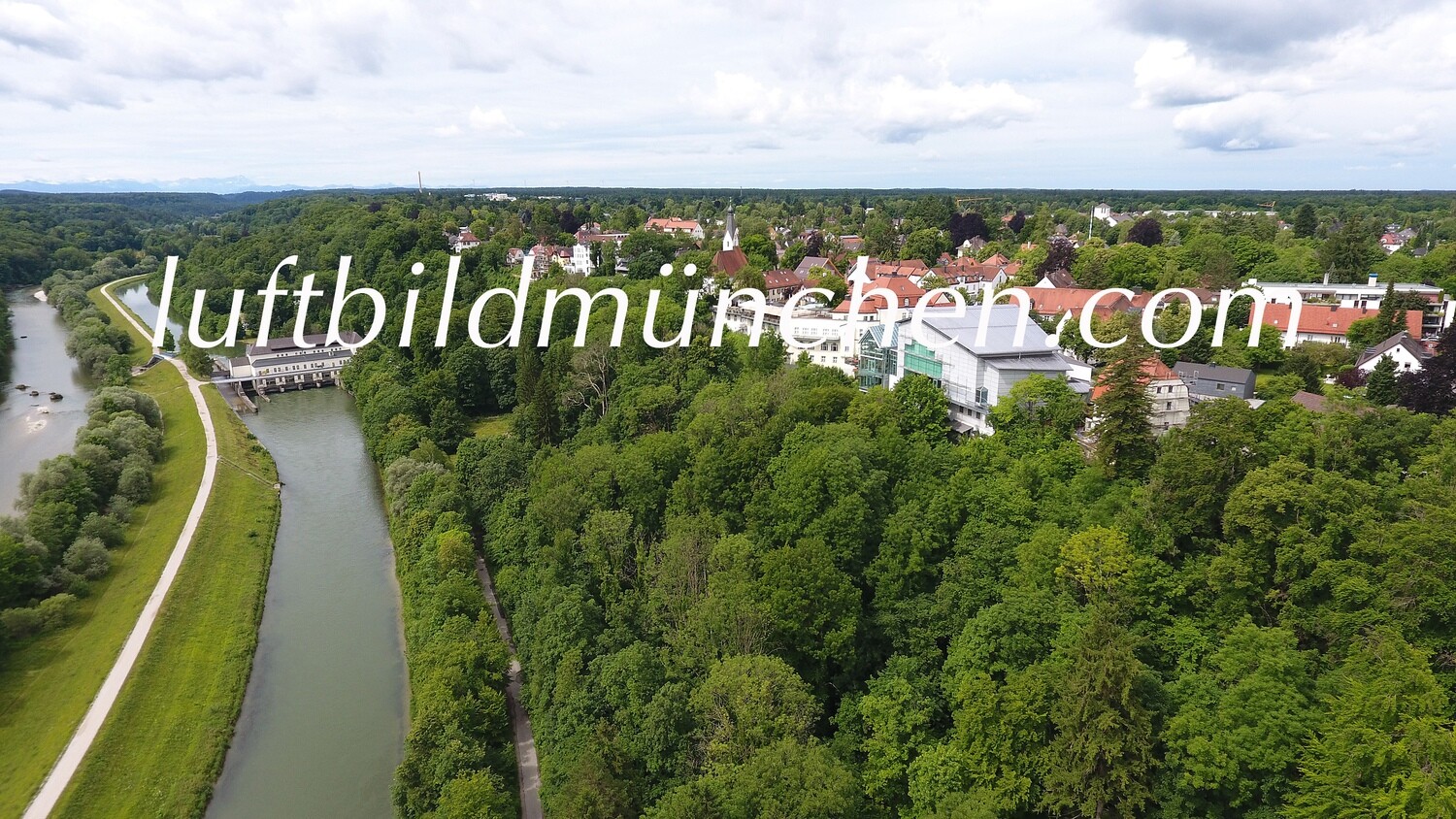 Luftbildfoto, Luftaufnahme, Luftbild, Foto mit Drohne, Foto von oben, Wohngebiet, München, Pullach, Isar, Isarhochufer, Isarauen, Isarkanal, Kraftwerk,