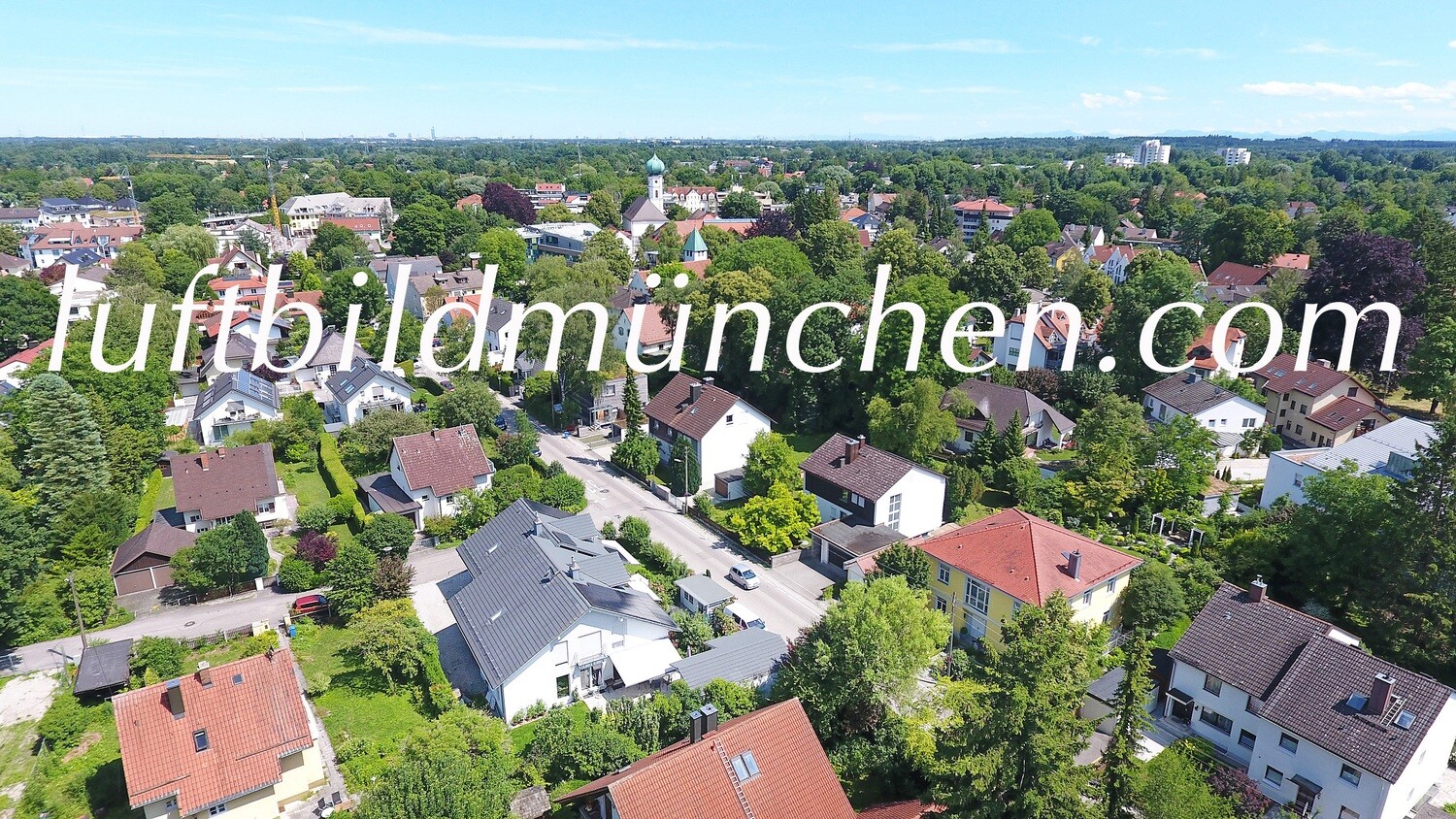 Luftbildfoto, Luftaufnahme, Luftbild, Foto mit Drohne, Foto von oben, Wohngebiet, Gröbenzell, Kirche, Zentrum, Ortskern,