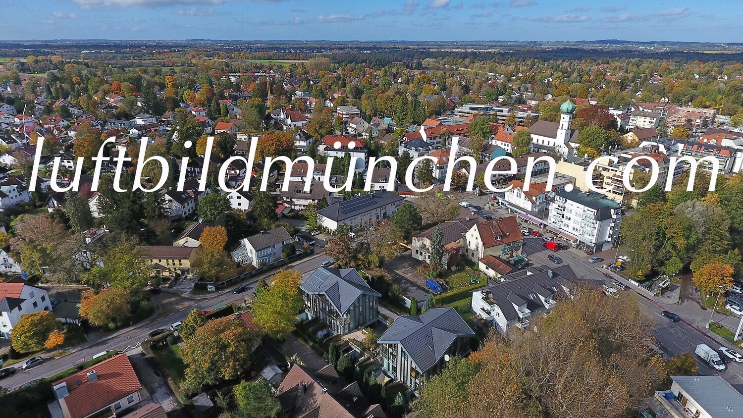 Luftbildfoto, Luftaufnahme, Luftbild, Foto mit Drohne, Foto von oben, Wohngebiet, Gröbenzell, Kirche, Zentrum, Ortskern,
