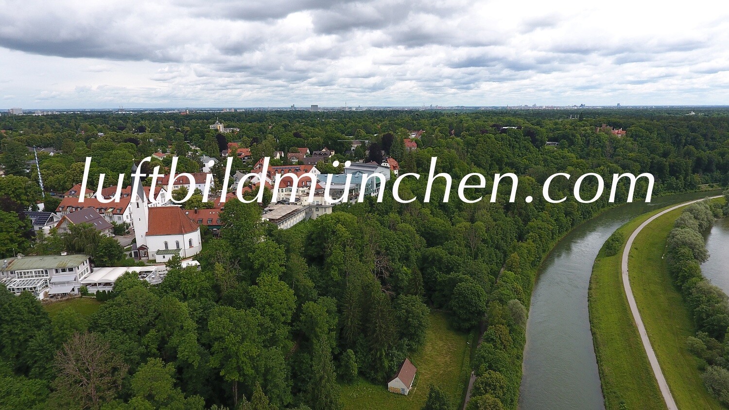 Luftbildfoto, Luftaufnahme, Luftbild, Foto mit Drohne, Foto von oben, Wohngebiet, München, Pullach, Isar, Isarhochufer, Isarauen, Isarkanal, Kraftwerk,