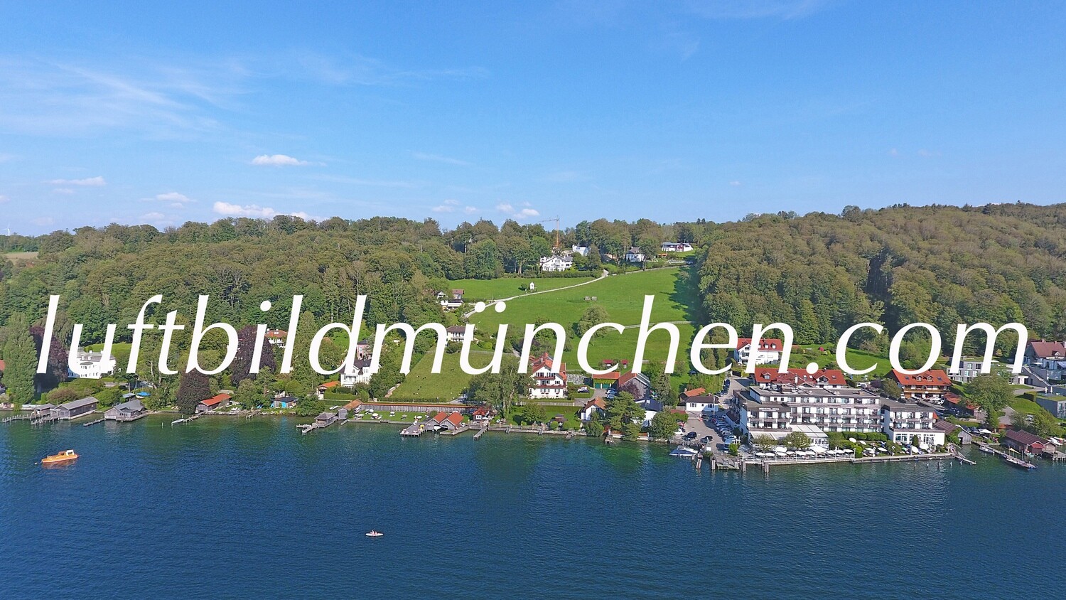 Luftbildfoto, Luftaufnahme, Luftbild, Foto mit Drohne, Foto von oben, Wohngebiet, Starnberger See, Bergblick, Ufer, Berg, Leonie,