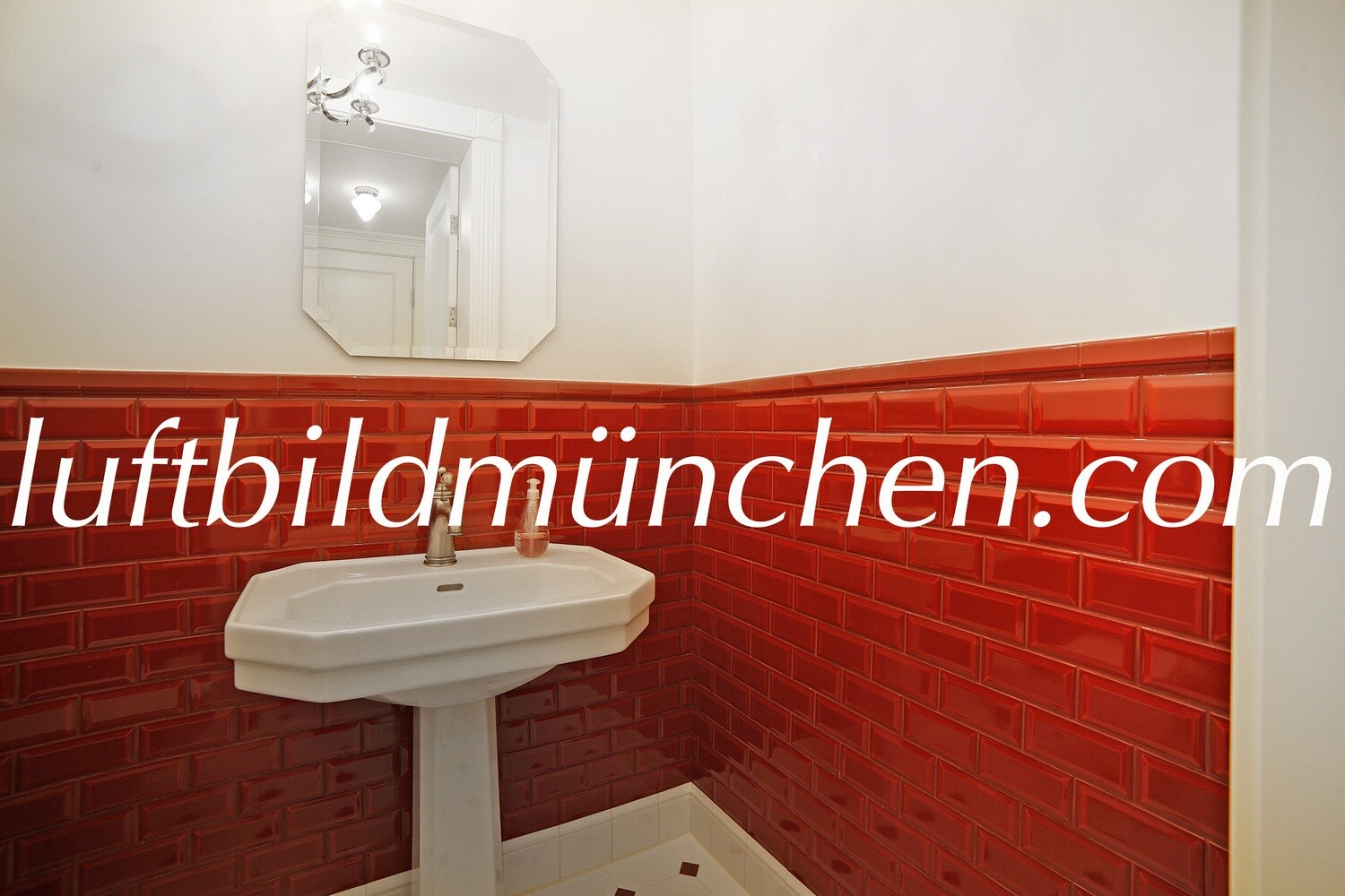 München, Bayern, Neubau, Wohnhaus, Badezimmer, Waschbecken, Villa, Luxus, Luxusbad, Fliesen, Armaturen, Toilette, WC, Wasserhahn,