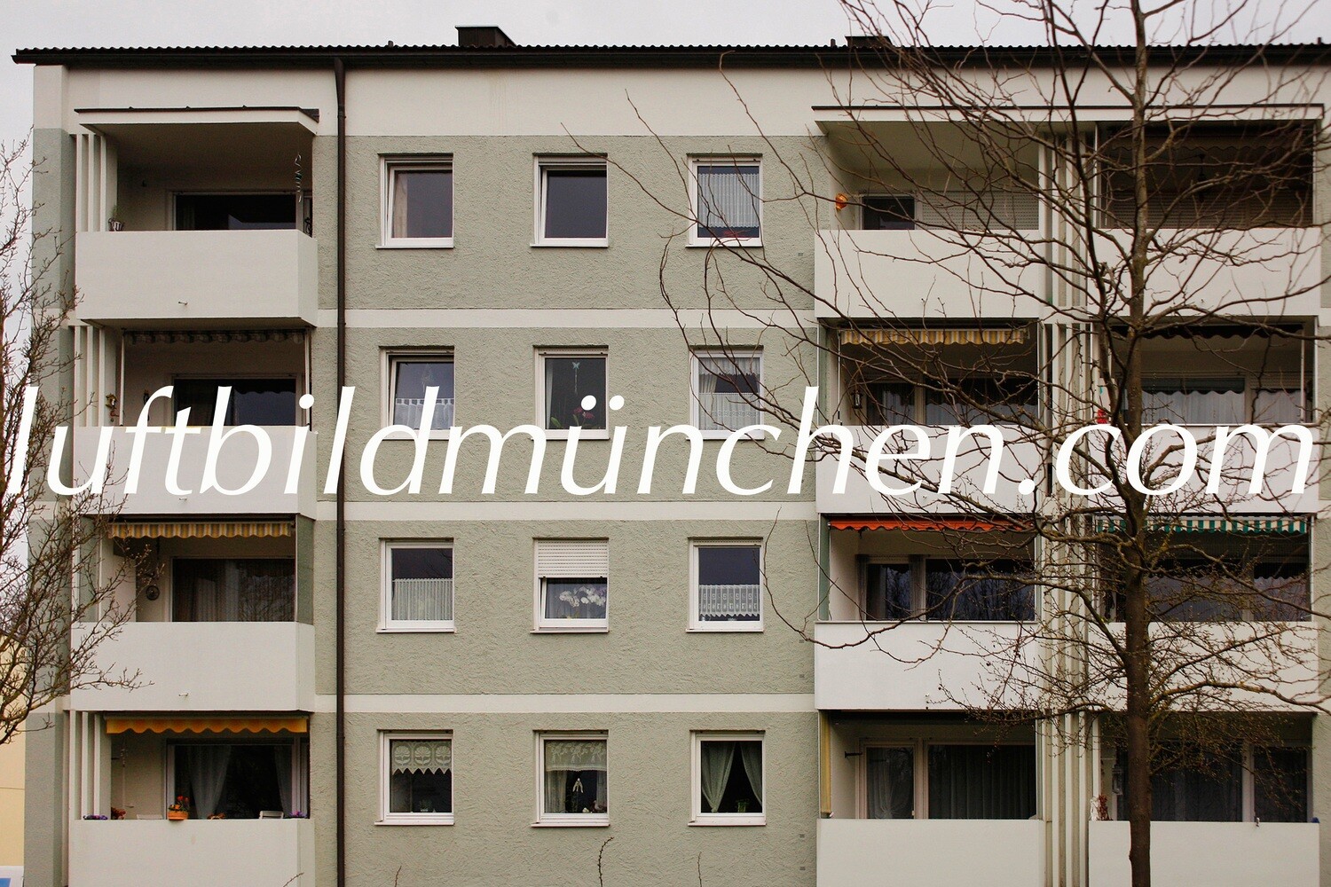 München, Bayern, Wohnhaus, Hochhaus, Plattenbau, Fassade, 70er Jahre, 60er Jahre, Dachau, Mietshaus,