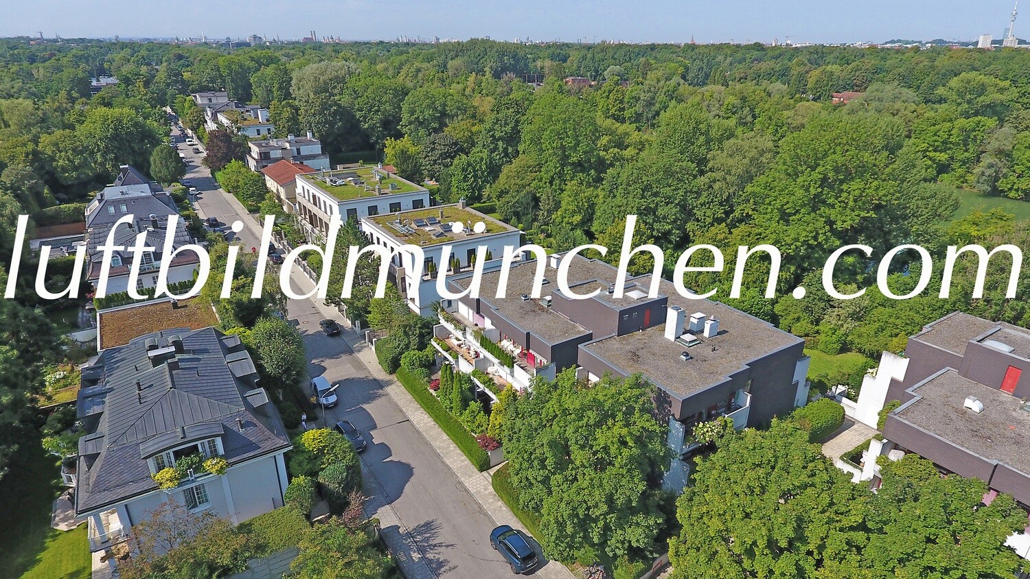 Luftbild, Foto von oben, Foto mit Drohne, München, Bayern, Wohngebiet, Herzogpark, Tucherpark, Bogenhausen, Isar, Stauwehr Oberföhring, Kraftwerk, Wasserkraftwerk, Villengebiet, Luxus,