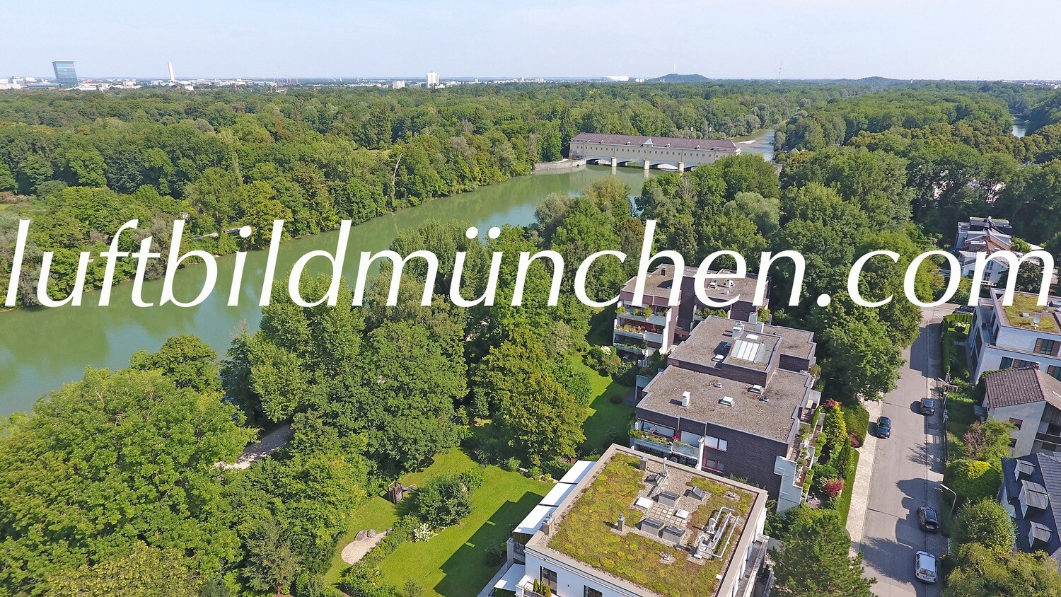 Luftbild, Foto von oben, Foto mit Drohne, München, Bayern, Wohngebiet, Herzogpark, Tucherpark, Bogenhausen, Isar, Stauwehr Oberföhring, Kraftwerk, Wasserkraftwerk, Villengebiet, Luxus,