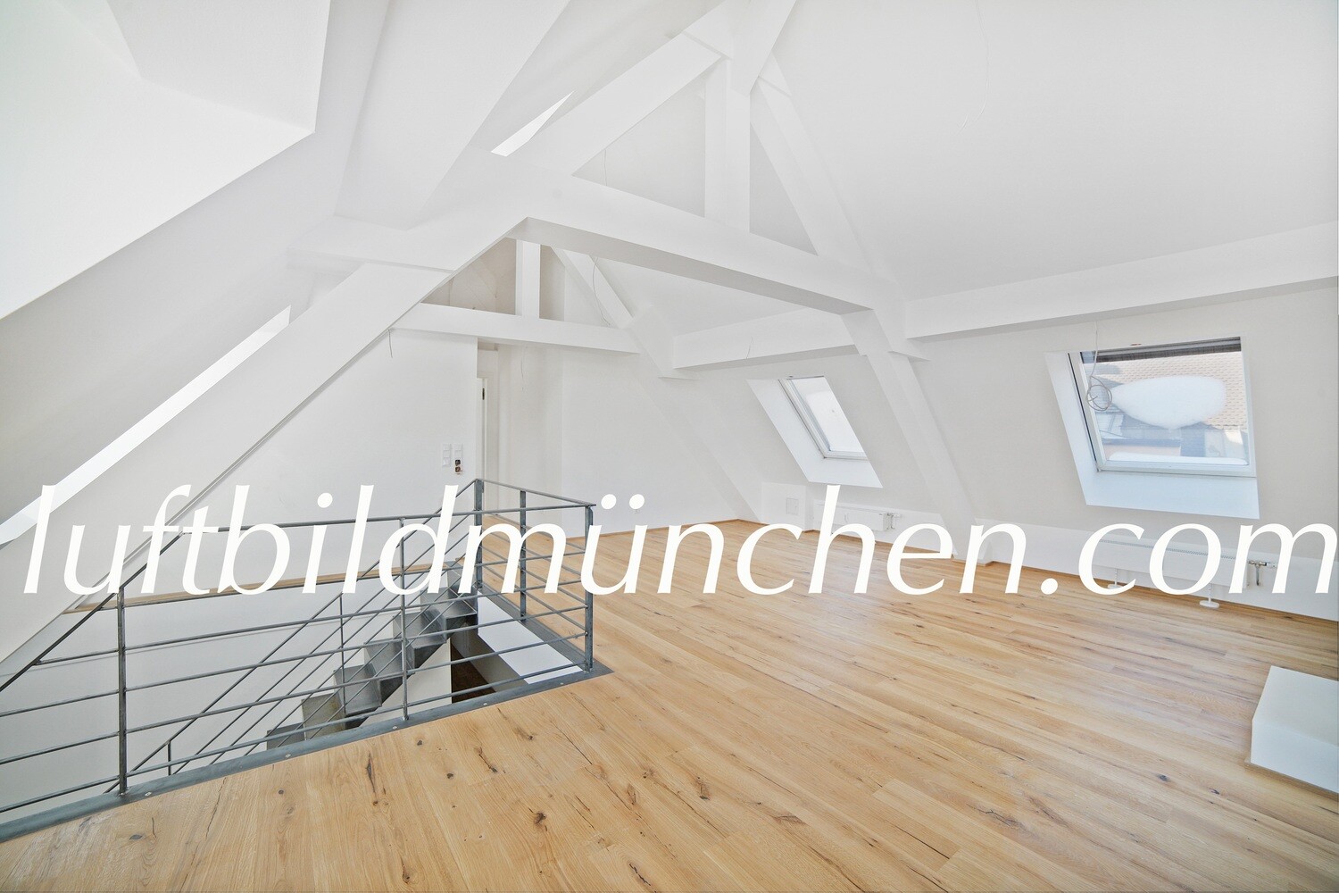 München, Bayern, Wohngebiet, Wohnung, Haus, Altbau, Parkett, Fussboden, Türe, Fischgrätparkett, Holzboden, Luxuswohnung, Dachgeschosswohnung, Galeriewohnung, Schwabing, Treppe, Stahltreppe