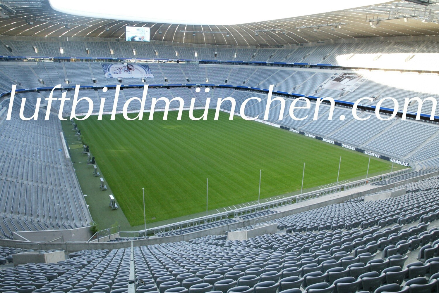 München, Bayern, Luftbild, Foto von oben, Drohne, Luftaufnahme, Allianz Arena, Fusballstadion, leer, ohne Zuschauer, FC Bayern,
