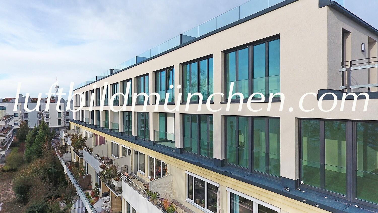 München, Bayern, Olympiadorf, Olympisches Dorf, Olympiaturm, Milbertshofen, Moosach, Olympiapark, Olympische Spiele, Luxuswohnung, Luxusappartement, Dachterrasse, von Oben, Drohnenfoto, Luftbild